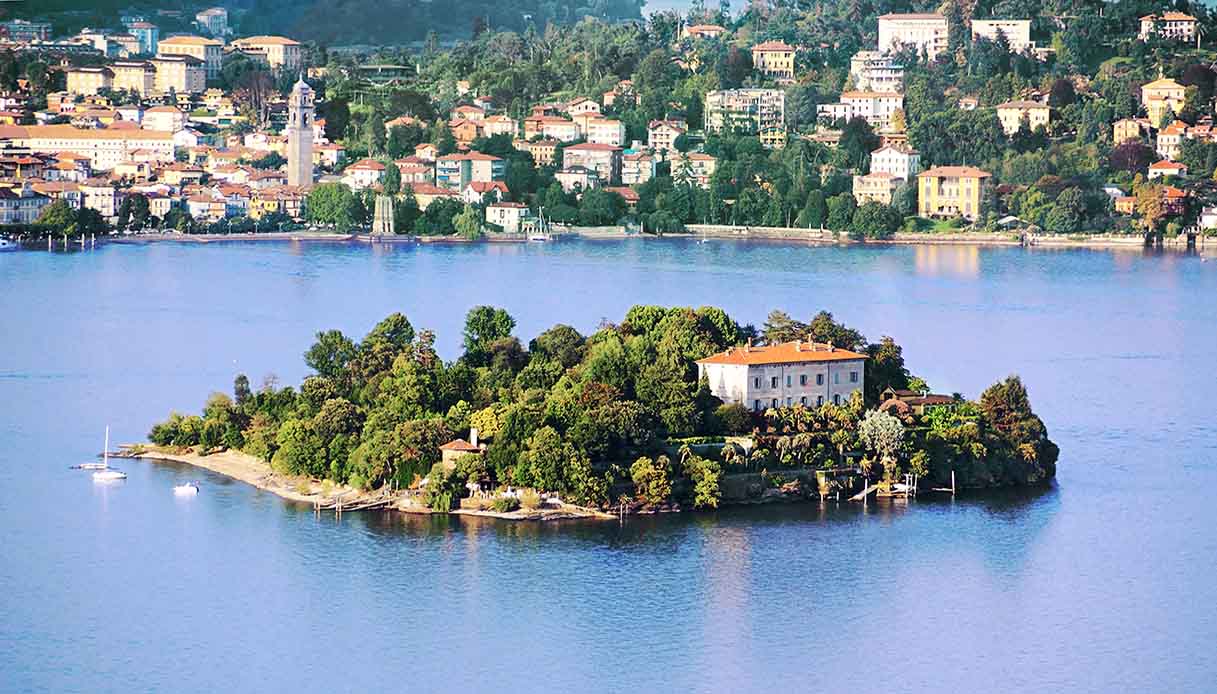 This island is the largest, it is covered with exotic gardens and is located on the Italian side of the lake, towards Piedmont.