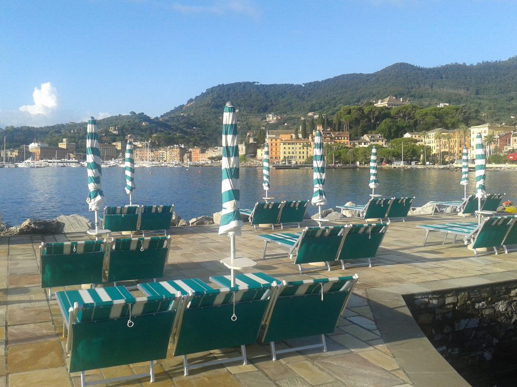 Stabilimento balneare con lettini distanziati e il sole