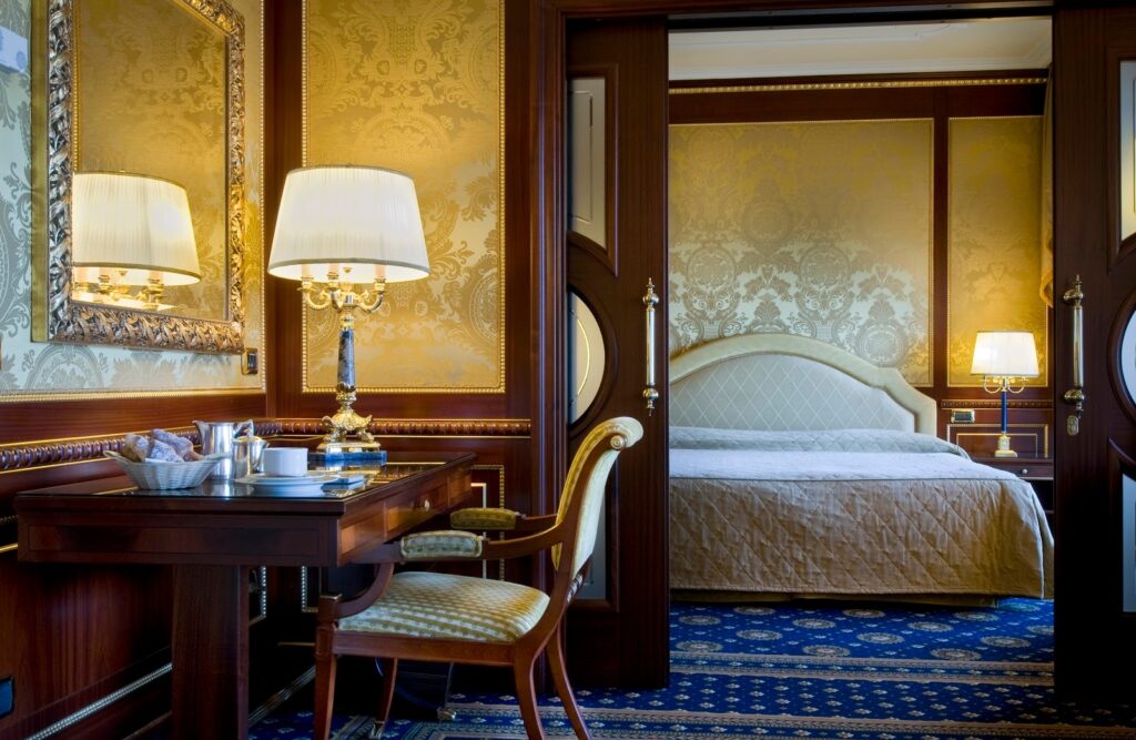 Italia,Italy;Piemonte,Piedmont,Vco,Verbano Cusio Ossola Province,Lago Maggiore,Lake,Stresa,Grand Hotel Bristol,Room